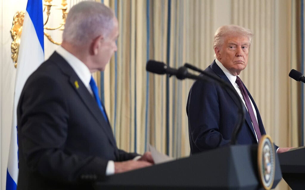נשיא ארה"ב דונלד טראמפ (מימין) מאזין במהלך מסיבת עיתונאים עם ראש ממשלת ישראל בנימין נתניהו בחדר האוכל הממלכתי של הבית הלבן בוושינגטון. 29 בספטמבר 2025 (צילום: AP Photo/Evan Vucci) נשיא ארה"ב דונלד טראמפ (מימין) מאזין במהלך מסיבת עיתונאים עם ראש ממשלת ישראל בנימין נתניהו בחדר האוכל הממלכתי של הבית הלבן בוושינגטון. 29 בספטמבר 2025 (צילום: AP Photo/Evan Vucci)
