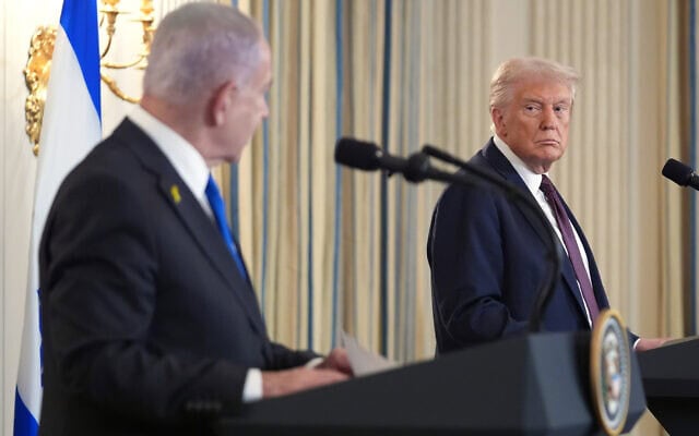 נשיא ארה"ב דונלד טראמפ (מימין) מאזין במהלך מסיבת עיתונאים עם ראש ממשלת ישראל בנימין נתניהו בחדר האוכל הממלכתי של הבית הלבן בוושינגטון. 29 בספטמבר 2025 (צילום: AP Photo/Evan Vucci) נשיא ארה"ב דונלד טראמפ (מימין) מאזין במהלך מסיבת עיתונאים עם ראש ממשלת ישראל בנימין נתניהו בחדר האוכל הממלכתי של הבית הלבן בוושינגטון. 29 בספטמבר 2025 (צילום: AP Photo/Evan Vucci)
