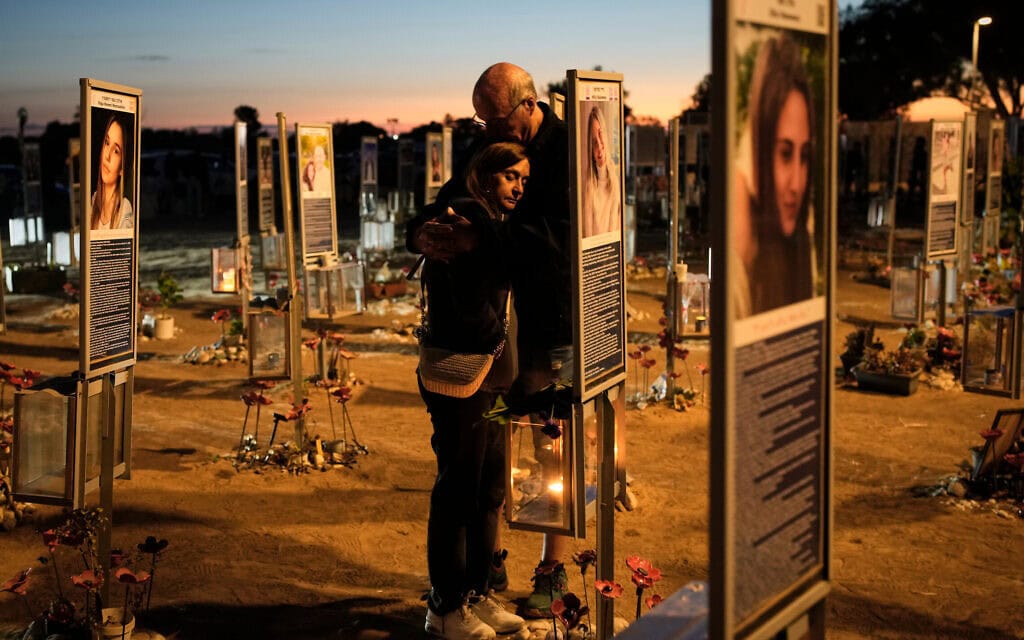 בני ומגי סולומון, הוריה של הילה סולומון שנרצחה במתקפת חמאס על ישראל, משתתפים בטקס זיכרון לציון שלוש שנים למתקפה באתר פסטיבל הנובה ליד קיבוץ רעים בדרום הארץ. 7 באוקטובר 2023 (צילום: AP Photo/Ohad Zwigenberg) בני ומגי סולומון, הוריה של הילה סולומון שנרצחה במתקפת חמאס על ישראל, משתתפים בטקס זיכרון לציון שלוש שנים למתקפה באתר פסטיבל הנובה ליד קיבוץ רעים בדרום הארץ. 7 באוקטובר 2023 (צילום: AP Photo/Ohad Zwigenberg)