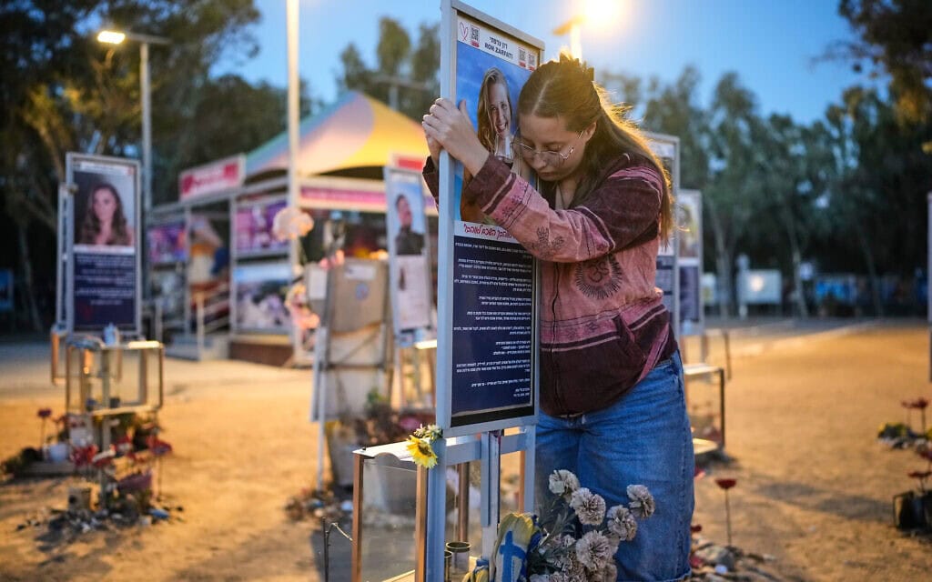 רז צרפתי, אחותה של רון צרפתי שנרצחה במתקפת חמאס על ישראל, משתתפת בטקס זיכרון לציון שלוש שנים למתקפה באתר פסטיבל נובה סמוך לקיבוץ רעים בדרום הארץ. 7 באוקטובר 2023 (צילום: AP Photo/Ohad Zwigenberg) רז צרפתי, אחותה של רון צרפתי שנרצחה במתקפת חמאס על ישראל, משתתפת בטקס זיכרון לציון שלוש שנים למתקפה באתר פסטיבל נובה סמוך לקיבוץ רעים בדרום הארץ. 7 באוקטובר 2023 (צילום: AP Photo/Ohad Zwigenberg)