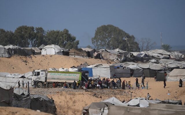 עקורים פלסטינים בדיר אל־בלח שבמרכז רצועת עזה מתגודדים כדי למלא מכלי מים, 10 באוקטובר 2026 (צילום: AP Photo/Abdel Kareem Hana) עקורים פלסטינים בדיר אל־בלח שבמרכז רצועת עזה מתגודדים כדי למלא מכלי מים, 10 באוקטובר 2026 (צילום: AP Photo/Abdel Kareem Hana)