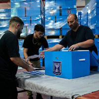 הכנת קלפיות לקראת הבחירות הכלליות במרכז הלוגיסטי של ועדת הבחירות המרכזית סמוך לשוהם. 14 באוקטובר 2026 (צילום: AP Photo/Ohad Zwigenberg) הכנת קלפיות לקראת הבחירות הכלליות במרכז הלוגיסטי של ועדת הבחירות המרכזית סמוך לשוהם. 14 באוקטובר 2026 (צילום: AP Photo/Ohad Zwigenberg)