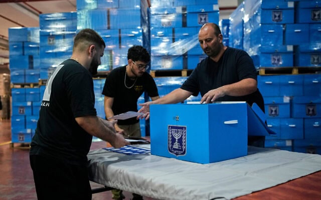 הכנת קלפיות לקראת הבחירות הכלליות במרכז הלוגיסטי של ועדת הבחירות המרכזית סמוך לשוהם. 14 באוקטובר 2026 (צילום: AP Photo/Ohad Zwigenberg) הכנת קלפיות לקראת הבחירות הכלליות במרכז הלוגיסטי של ועדת הבחירות המרכזית סמוך לשוהם. 14 באוקטובר 2026 (צילום: AP Photo/Ohad Zwigenberg)
