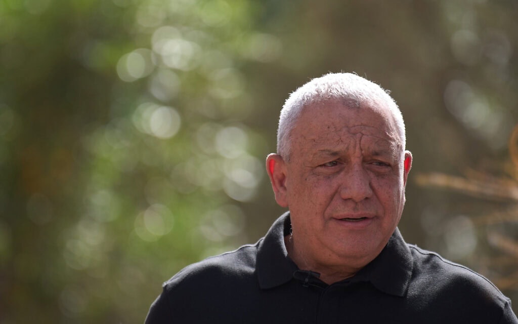 הרמטכ"ל לשעבר ויו"ר מפלגת המרכז ישר, גדי איזנקוט, לפני מסירת הצהרה לקראת הבחירות הכלליות בישראל, בסמוך לגבול ישראל–עזה בדרום הארץ. 15 באוקטובר 2026 (צילום: AP Photo/Ariel Schalit) הרמטכ"ל לשעבר ויו"ר מפלגת המרכז ישר, גדי איזנקוט, לפני מסירת הצהרה לקראת הבחירות הכלליות בישראל, בסמוך לגבול ישראל–עזה בדרום הארץ. 15 באוקטובר 2026 (צילום: AP Photo/Ariel Schalit)