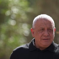 הרמטכ"ל לשעבר ויו"ר מפלגת המרכז ישר, גדי איזנקוט, לפני מסירת הצהרה לקראת הבחירות הכלליות בישראל, בסמוך לגבול ישראל–עזה בדרום הארץ. 15 באוקטובר 2026 (צילום: AP Photo/Ariel Schalit) הרמטכ"ל לשעבר ויו"ר מפלגת המרכז ישר, גדי איזנקוט, לפני מסירת הצהרה לקראת הבחירות הכלליות בישראל, בסמוך לגבול ישראל–עזה בדרום הארץ. 15 באוקטובר 2026 (צילום: AP Photo/Ariel Schalit)