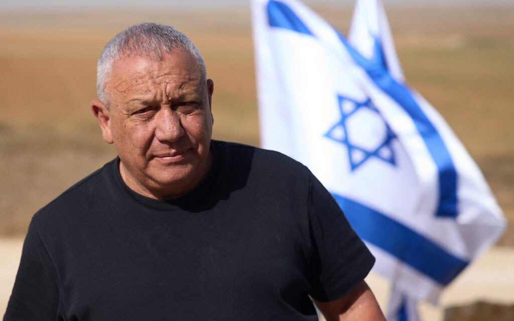 הרמטכ"ל לשעבר ויו"ר מפלגת המרכז ישר, גדי איזנקוט, מוסר הצהרה לקראת הבחירות הכלליות בישראל, סמוך לגבול ישראל–עזה בדרום הארץ. 15 באוקטובר 2026 (צילום: AP Photo/Ariel Schalit) הרמטכ"ל לשעבר ויו"ר מפלגת המרכז ישר, גדי איזנקוט, מוסר הצהרה לקראת הבחירות הכלליות בישראל, סמוך לגבול ישראל–עזה בדרום הארץ. 15 באוקטובר 2026 (צילום: AP Photo/Ariel Schalit)