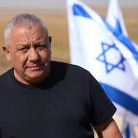 הרמטכ"ל לשעבר ויו"ר מפלגת המרכז ישר, גדי איזנקוט, מוסר הצהרה לקראת הבחירות הכלליות בישראל, סמוך לגבול ישראל–עזה בדרום הארץ. 15 באוקטובר 2026 (צילום: AP Photo/Ariel Schalit) הרמטכ"ל לשעבר ויו"ר מפלגת המרכז ישר, גדי איזנקוט, מוסר הצהרה לקראת הבחירות הכלליות בישראל, סמוך לגבול ישראל–עזה בדרום הארץ. 15 באוקטובר 2026 (צילום: AP Photo/Ariel Schalit)
