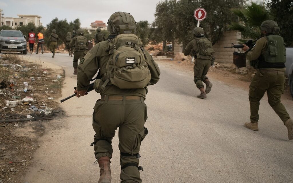 חיילי צה"ל רצים לעבר הזירה שבה ירו בגבר פלסטיני, בעקבות תקיפת מתנחלים נגד פלסטינים שמסקו זיתים בכפר אבו פלאח שבגדה המערבית. 16 באוקטובר 2026 (צילום: AP Photo/Leo Correa) חיילי צה"ל רצים לעבר הזירה שבה ירו בגבר פלסטיני, בעקבות תקיפת מתנחלים נגד פלסטינים שמסקו זיתים בכפר אבו פלאח שבגדה המערבית. 16 באוקטובר 2026 (צילום: AP Photo/Leo Correa)