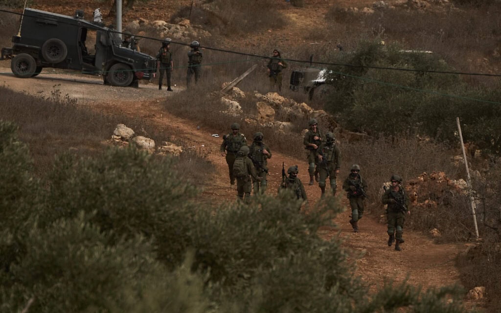 כוחות ביטחון ישראליים נעים בין עצי זית בעקבות תקיפת מתנחלים במהלך המסיק בכפר אבו פלאח שבגדה המערבית. 16 באוקטובר 2026 (צילום: AP Photo/Leo Correa) כוחות ביטחון ישראליים נעים בין עצי זית בעקבות תקיפת מתנחלים במהלך המסיק בכפר אבו פלאח שבגדה המערבית. 16 באוקטובר 2026 (צילום: AP Photo/Leo Correa)