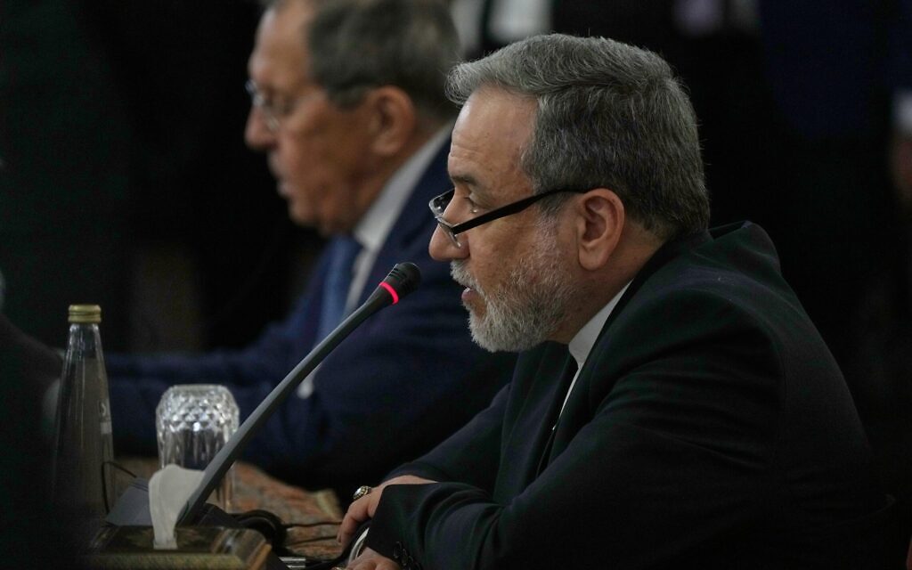 שר החוץ האיראני עבאס עראקצ'י, מימין, מדבר במהלך מסיבת עיתונאים לאחר פגישה עם שר החוץ הרוסי סרגיי לברוב, משמאל, בטהרן, איראן. 19 באוקטובר 2026 (צילום: AP Photo/Vahid Salemi) שר החוץ האיראני עבאס עראקצ'י, מימין, מדבר במהלך מסיבת עיתונאים לאחר פגישה עם שר החוץ הרוסי סרגיי לברוב, משמאל, בטהרן, איראן. 19 באוקטובר 2026 (צילום: AP Photo/Vahid Salemi)