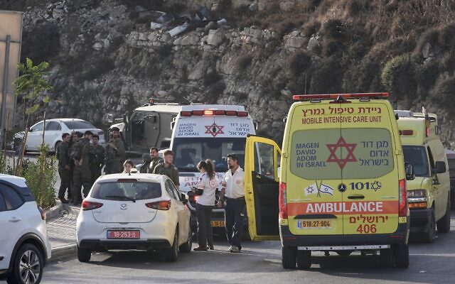 חיילים ואנשי מגן דוד אדום בזירת פיגוע הירי סמוך לחברון, 23 באוקטובר 2026 (צילום: AP Photo/Mahmoud Illean) חיילים ואנשי מגן דוד אדום בזירת פיגוע הירי סמוך לחברון, 23 באוקטובר 2026 (צילום: AP Photo/Mahmoud Illean)