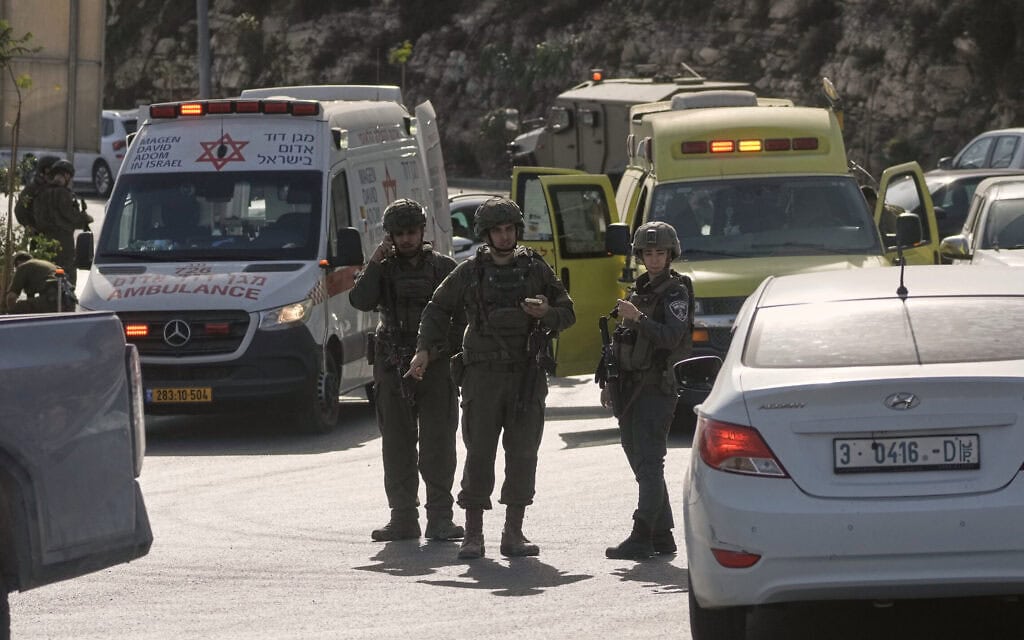 חיילים ואנשי כוחות ההצלה מתקהלים ליד אמבולנסים בעקבות פיגוע ירי שביצעו חמושים פלסטינים בצומת סמוך לחברון בגדה המערבית. 23 באוקטובר 2026 (צילום: AP Photo/Mahmoud Illean) חיילים ואנשי כוחות ההצלה מתקהלים ליד אמבולנסים בעקבות פיגוע ירי שביצעו חמושים פלסטינים בצומת סמוך לחברון בגדה המערבית. 23 באוקטובר 2026 (צילום: AP Photo/Mahmoud Illean)