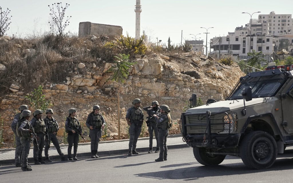 חיילים בזירת פיגוע ירי שביצעו חמושים פלסטינים בצומת ליד חברון בגדה המערבית. 23 באוקטובר 2026 (צילום: AP Photo/Mahmoud Illean) חיילים בזירת פיגוע ירי שביצעו חמושים פלסטינים בצומת ליד חברון בגדה המערבית. 23 באוקטובר 2026 (צילום: AP Photo/Mahmoud Illean)