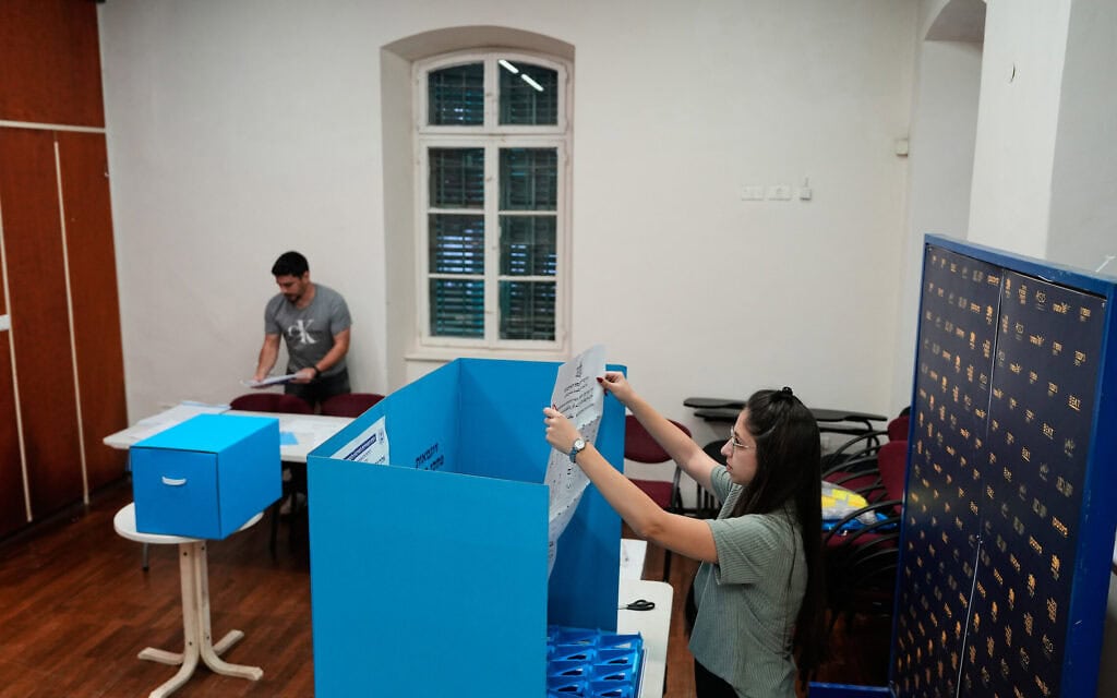 קלפיות מוכנות לקראת הבחירות הכלליות בתחנת הצבעה בחיפה. 27 באוקטובר 2026 (צילום: AP Photo/Baz Ratner)