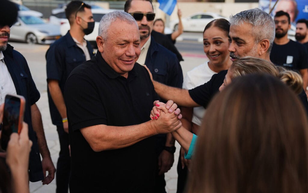 יושב ראש מפלגת ישר, גדי איזנקוט, באופקים, 27 באוקטובר 2026 (צילום: AP Photo/Ariel Schalit) יושב ראש מפלגת ישר, גדי איזנקוט, באופקים, 27 באוקטובר 2026 (צילום: AP Photo/Ariel Schalit)