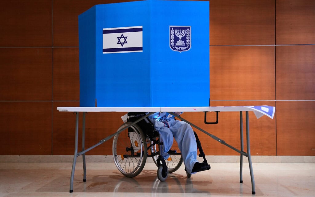 אזרח מצביע בקלפי בקריה הרפואית רמב"ם בחיפה, 27 באוקטובר 2026 (צילום: AP Photo/Baz Ratner) אזרח מצביע בקלפי בקריה הרפואית רמב"ם בחיפה, 27 באוקטובר 2026 (צילום: AP Photo/Baz Ratner)
