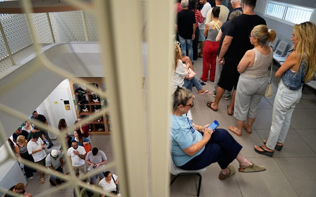 אזרחים ממתינים בתור להצבעה בקלפי בתל אביב, 27 באוקטובר 2026 (צילום: AP Photo/David Goldman) אזרחים ממתינים בתור להצבעה בקלפי בתל אביב, 27 באוקטובר 2026 (צילום: AP Photo/David Goldman)