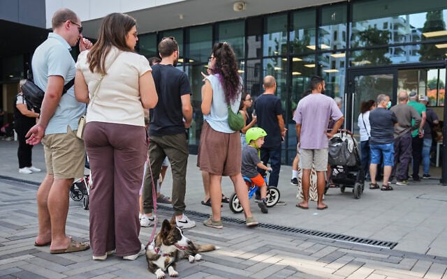 אזרחים בהרצליה ממתינים
בתור להצביע, 27 באוקטובר 2026 (צילום: AP Photo/Ariel Schalit) אזרחים בהרצליה ממתינים
בתור להצביע, 27 באוקטובר 2026 (צילום: AP Photo/Ariel Schalit)