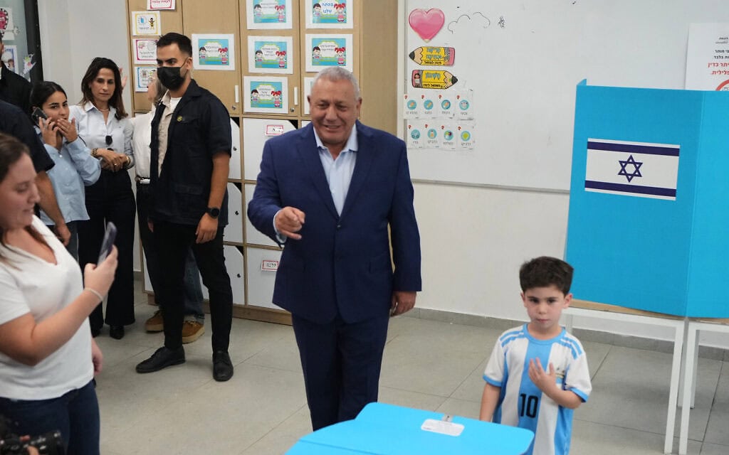 יושב ראש מפלגת ישר! גדי איזנקוט מצביע לצד נכדו, נעם בן חורין, בקלפי בהרצליה, 27 באוקטובר 2026 (צילום: AP Photo/Ariel Schalit) יושב ראש מפלגת ישר! גדי איזנקוט מצביע לצד נכדו, נעם בן חורין, בקלפי בהרצליה, 27 באוקטובר 2026 (צילום: AP Photo/Ariel Schalit)