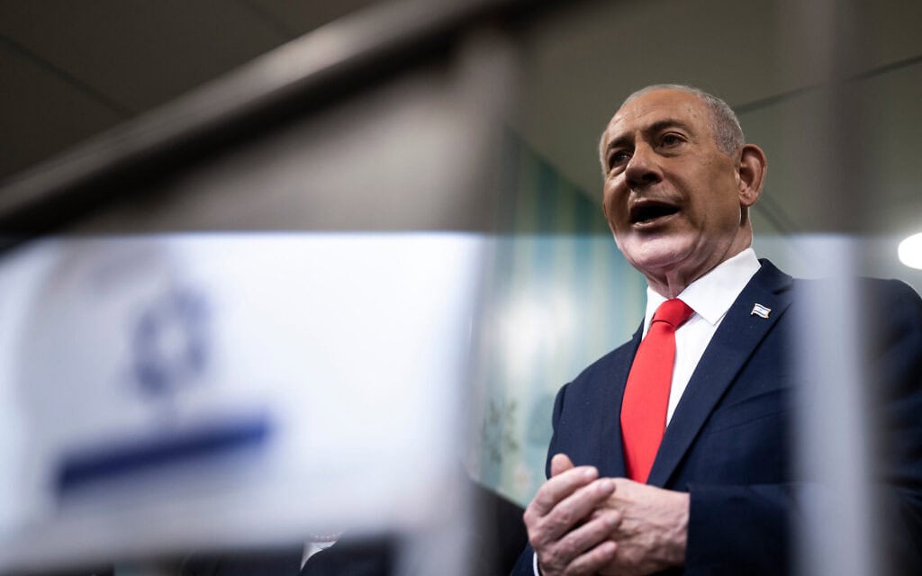 ראש הממשלה ויושב ראש הליכוד בנימין נתניהו נושא דברים בפני נציגי כלי התקשורת לאחר שהצביע בקלפי בירושלים, 27 באוקטובר 2026 (צילום: Jewel Samad/Pool Photo via AP) ראש הממשלה ויושב ראש הליכוד בנימין נתניהו נושא דברים בפני נציגי כלי התקשורת לאחר שהצביע בקלפי בירושלים, 27 באוקטובר 2026 (צילום: Jewel Samad/Pool Photo via AP)