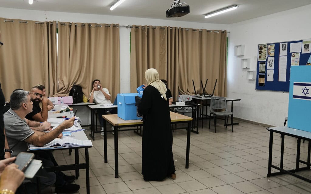 אזרחית מצביעה בבחירות לכנסת בקלפי באום אל־פחם, 27 באוקטובר 2026 (צילום: AP Photo/Mahmoud Illean) אזרחית מצביעה בבחירות לכנסת בקלפי באום אל־פחם, 27 באוקטובר 2026 (צילום: AP Photo/Mahmoud Illean)