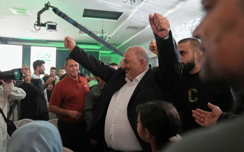 חבר הכנסת מנסור עבאס, יו"ר רע"ם, חוגג לאחר פרסום תוצאות מדגמי הבחירות, בסכנין. 27 באוקטובר 2026 (צילום: AP Photo/Mahmoud Illean) חבר הכנסת מנסור עבאס, יו"ר רע"ם, חוגג לאחר פרסום תוצאות מדגמי הבחירות, בסכנין. 27 באוקטובר 2026 (צילום: AP Photo/Mahmoud Illean)
