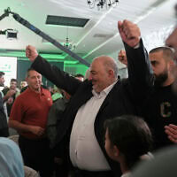 חבר הכנסת מנסור עבאס, יו"ר רע"ם, חוגג לאחר פרסום תוצאות מדגמי הבחירות, בסכנין. 27 באוקטובר 2026 חבר הכנסת מנסור עבאס, יו"ר רע"ם, חוגג לאחר פרסום תוצאות מדגמי הבחירות, בסכנין. 27 באוקטובר 2026
