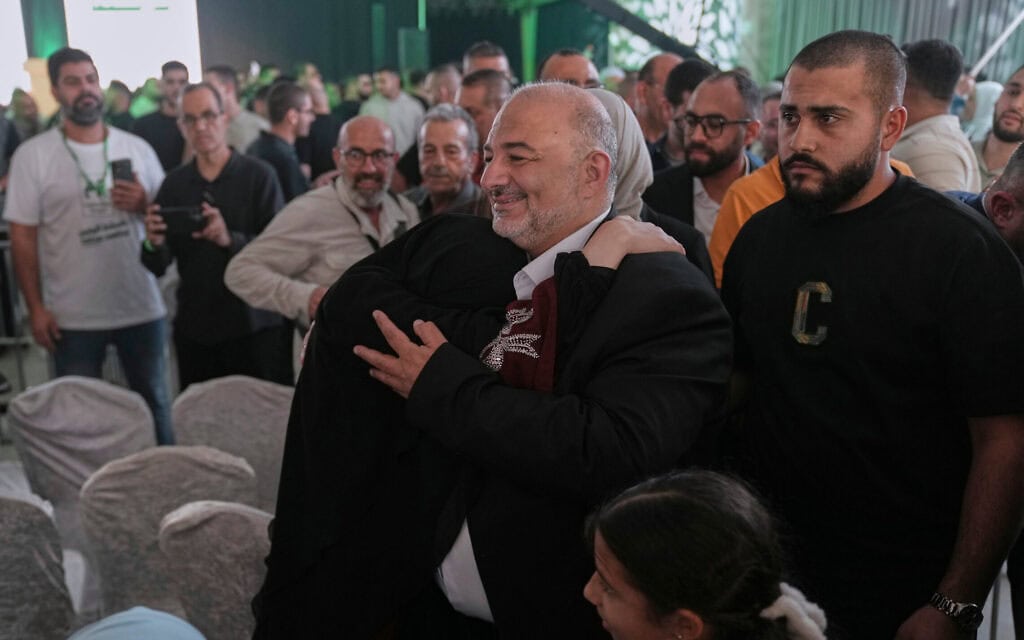 יו"ר רע"ם, חבר הכנסת מנסור עבאס, מחבק תומך לאחר פרסום תוצאות מדגמי הבחירות הראשונים, בסח'נין. 27 באוקטובר 2026 (צילום: AP Photo/Mahmoud Illean) יו"ר רע"ם, חבר הכנסת מנסור עבאס, מחבק תומך לאחר פרסום תוצאות מדגמי הבחירות הראשונים, בסח'נין. 27 באוקטובר 2026 (צילום: AP Photo/Mahmoud Illean)