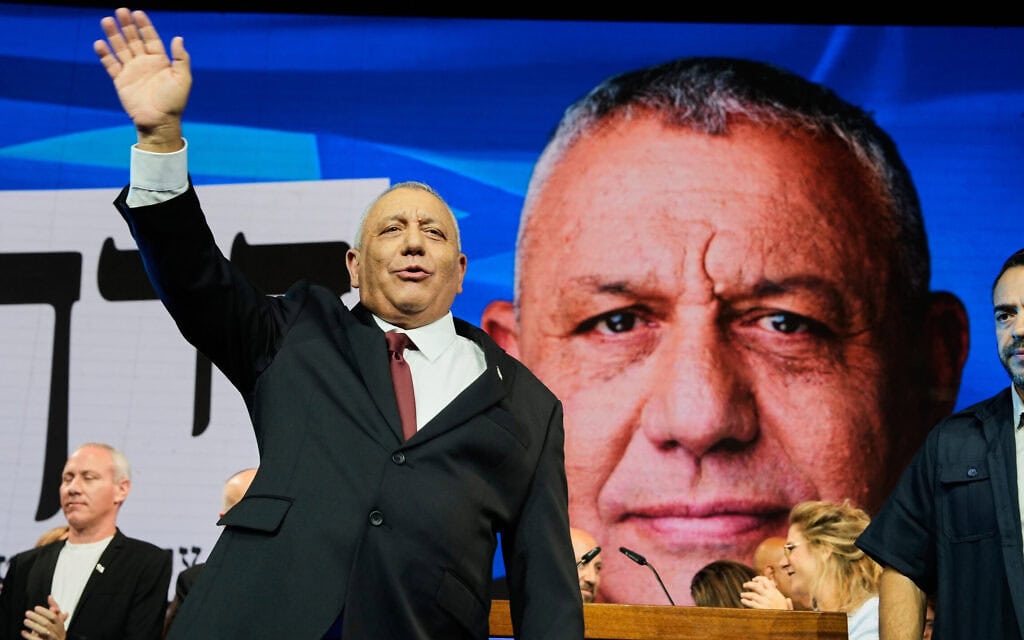 יו"ר מפלגת ישר, גדי איזנקוט, מנופף לתומכיו לאחר פרסום תוצאות מדגמי הבחירות הראשונים בתל אביב. 28 באוקטובר 2026 (צילום: AP Photo/Baz Ratner) יו"ר מפלגת ישר, גדי איזנקוט, מנופף לתומכיו לאחר פרסום תוצאות מדגמי הבחירות הראשונים בתל אביב. 28 באוקטובר 2026 (צילום: AP Photo/Baz Ratner)