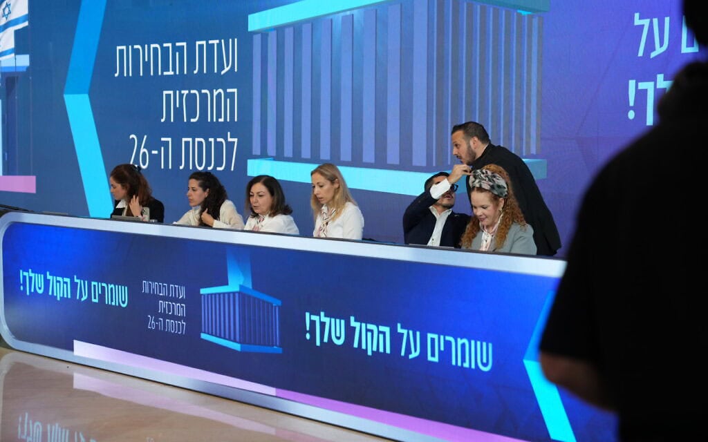 חברי ועדת הבחירות המרכזית ביום הבחירות. 27 באוקטובר 2026 (צילום: רועי ידובסקי, ועדת הבחירות המרכזית)