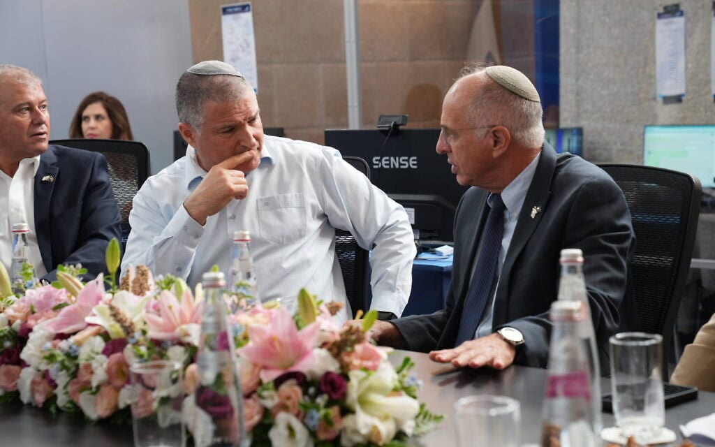 יו"ר ועדת הבחירות המרכזית, השופט נעם סולברג, וראש שב"כ דוד זיני במרכז השליטה והבקרה של הוועדה בכנסת, 27 באוקטובר 2026 (צילום: רועי ידובסקי, ועדת הבחירות המרכזית)
