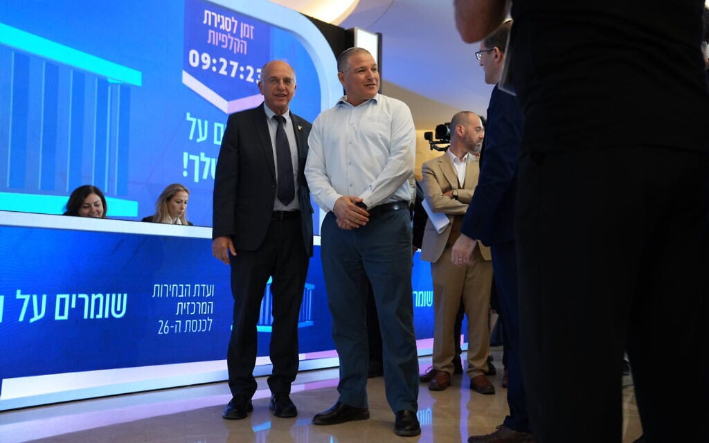 יו"ר ועדת הבחירות המרכזית, השופט נעם סולברג, וראש שב"כ דוד זיני במרכז השליטה והבקרה של הוועדה בכנסת, 27 באוקטובר 2026 (צילום: רועי ידובסקי, ועדת הבחירות המרכזית) יו"ר ועדת הבחירות המרכזית, השופט נעם סולברג, וראש שב"כ דוד זיני במרכז השליטה והבקרה של הוועדה בכנסת, 27 באוקטובר 2026 (צילום: רועי ידובסקי, ועדת הבחירות המרכזית)