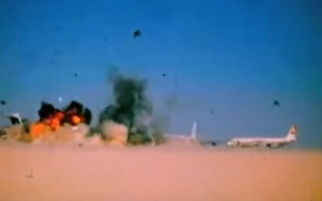 פיצוץ המטוסים שנחטפו בשדה דוסון, ספטמבר 1970 (צילום: Jordanian press - Jordanian national archive, ויקיפדיה) פיצוץ המטוסים שנחטפו בשדה דוסון, ספטמבר 1970 (צילום: Jordanian press - Jordanian national archive, ויקיפדיה)