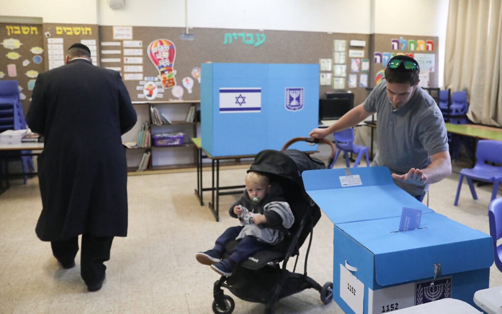 אזרחים בקריית ארבע מצביעים בבחירות לכנסת, 1 בנובמבר 2022 (צילום: נועם רבקין פנטון/פלאש90)