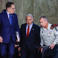 ראש הממשלה בנימין נתניהו מגיע לישיבת קבינט במשרד ראש הממשלה בירושלים ב-22 בינואר 2023. מימין מזכירו הצבאי, אלוף אבי גיל. משמאל ראש לשכתו צחי ברוורמן (צילום: אוליבייה פיטוסי/פלאש90) ראש הממשלה בנימין נתניהו מגיע לישיבת קבינט במשרד ראש הממשלה בירושלים ב-22 בינואר 2023. מימין מזכירו הצבאי, אלוף אבי גיל. משמאל ראש לשכתו צחי ברוורמן (צילום: אוליבייה פיטוסי/פלאש90)