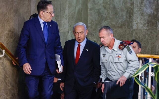 ראש הממשלה בנימין נתניהו מגיע לישיבת קבינט במשרד ראש הממשלה בירושלים ב-22 בינואר 2023. מימין מזכירו הצבאי, אלוף אבי גיל. משמאל ראש לשכתו צחי ברוורמן (צילום: אוליבייה פיטוסי/פלאש90) ראש הממשלה בנימין נתניהו מגיע לישיבת קבינט במשרד ראש הממשלה בירושלים ב-22 בינואר 2023. מימין מזכירו הצבאי, אלוף אבי גיל. משמאל ראש לשכתו צחי ברוורמן (צילום: אוליבייה פיטוסי/פלאש90)