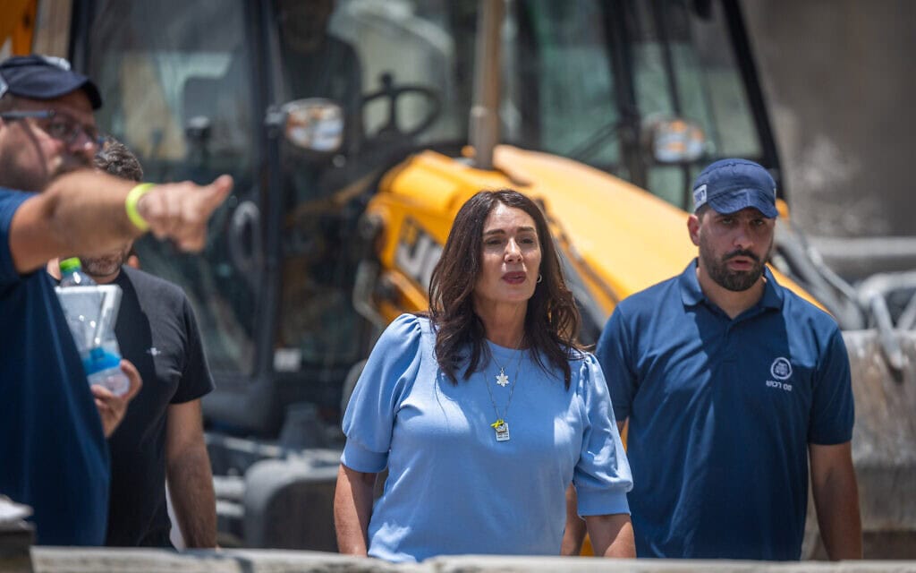 שרת התחבורה מירי רגב מבקרת בזירה שבה פגע טיל בליסטי ששוגר מאיראן וגרם נזק בבאר שבע. 24 ביוני 2025 (צילום: יונתן זינדל/פלאש90) שרת התחבורה מירי רגב מבקרת בזירה שבה פגע טיל בליסטי ששוגר מאיראן וגרם נזק בבאר שבע. 24 ביוני 2025 (צילום: יונתן זינדל/פלאש90)