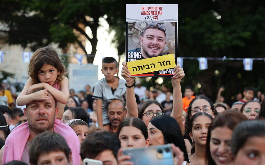 אלמוג מאיר ג'אן, שנחטף בידי מחבלי חמאס ב-7 באוקטובר והוחזק בשבי בעזה עד שחולץ בידי צה"ל כחודש קודם לכן, שב לעיר הולדתו אור יהודה. (צילום: יונתן שאול/פלאש90) אלמוג מאיר ג'אן, שנחטף בידי מחבלי חמאס ב-7 באוקטובר והוחזק בשבי בעזה עד שחולץ בידי צה"ל כחודש קודם לכן, שב לעיר הולדתו אור יהודה. (צילום: יונתן שאול/פלאש90)