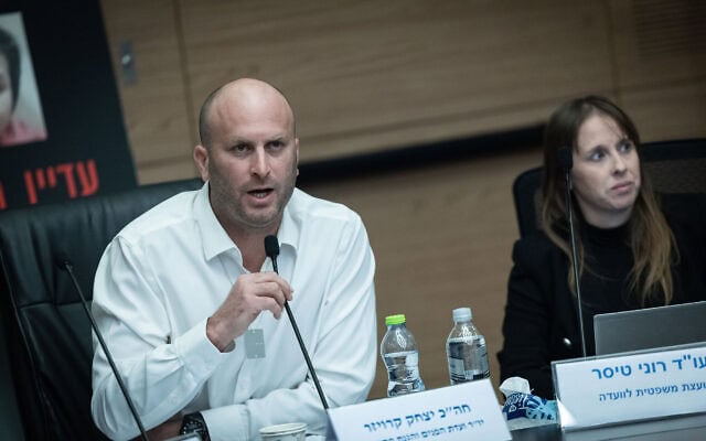 ח"כ יצחק קרויזר מנהל דיון בוועדת הפנים בכנסת בירושלים. 3 בדצמבר 2025 (צילום: יונתן זינדל/פלאש90) ח"כ יצחק קרויזר מנהל דיון בוועדת הפנים בכנסת בירושלים. 3 בדצמבר 2025 (צילום: יונתן זינדל/פלאש90)