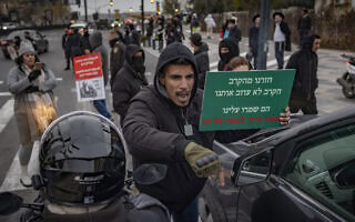 לוחמים משוחררים המתמודדים עם פוסט־טראומה מפגינים בירושלים בדרישה לשיפור זכויותיהם ותנאיהם, 21 בינואר 2026 (צילום: יונתן זינדל/פלאש90) לוחמים משוחררים המתמודדים עם פוסט־טראומה מפגינים בירושלים בדרישה לשיפור זכויותיהם ותנאיהם, 21 בינואר 2026 (צילום: יונתן זינדל/פלאש90)