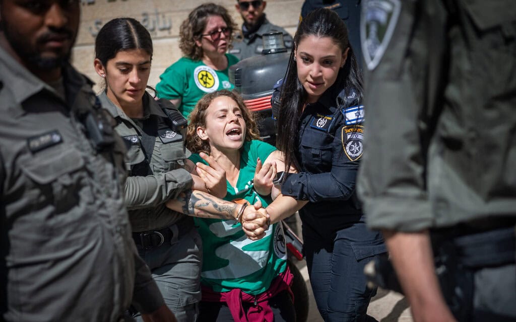 שוטרים מפנים מפגינים במהלך הפגנה נגד ראש הממשלה בנימין נתניהו וממשלתו מחוץ למשרדי הממשלה בירושלים, 28 באפריל 2026 (צילום: יונתן זינדל/פלאש90) שוטרים מפנים מפגינים במהלך הפגנה נגד ראש הממשלה בנימין נתניהו וממשלתו מחוץ למשרדי הממשלה בירושלים, 28 באפריל 2026 (צילום: יונתן זינדל/פלאש90)