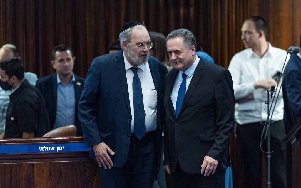 שר הביטחון ישראל כ"ץ משוחח עם ח"כ יעקב אשר במהלך ישיבת מליאה והצבעה על הצעת חוק לפיצול תפקידיו וסמכויותיו של היועץ המשפטי לממשלה בין שני נושאי משרה נפרדים, באולם מליאת הכנסת בירושלים. 15 ביולי 2026 (צילום: יונתן זינדל/פלאש90)