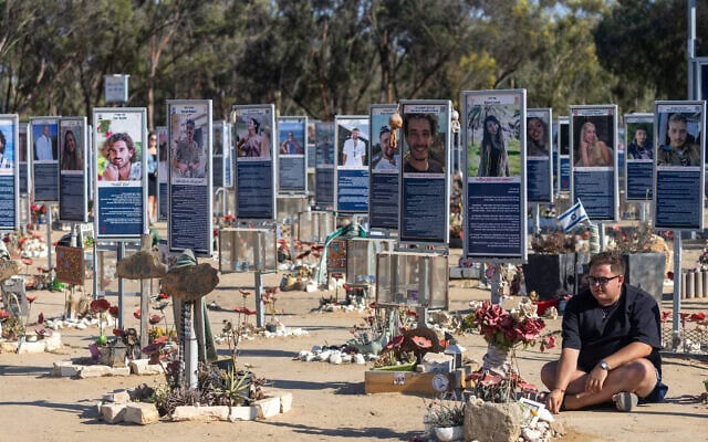 מבקרים באתר הטבח בפסטיבל המוזיקה ברעים, 23 באוגוסט 2026