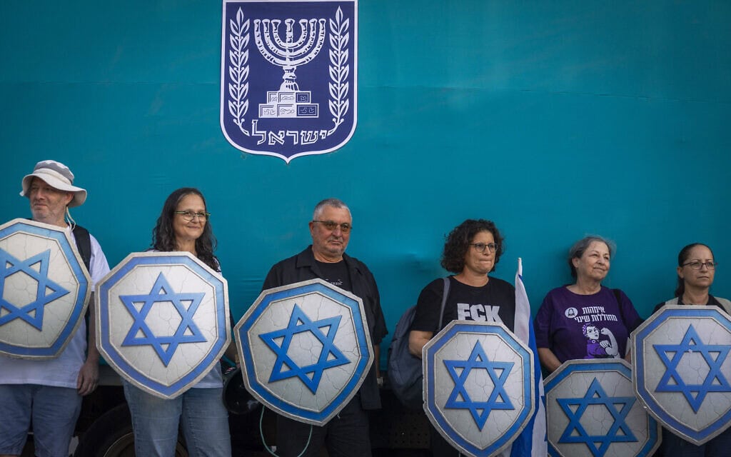 פעילים מפגינים נגד ראש הממשלה בנימין נתניהו וממשלתו מחוץ למשכן הכנסת בירושלים, במחאה על מה שלטענתם הם ניסיונות להתערב בבחירות הקרובות. 17 בספטמבר 2026 (צילום: יונתן זינדל/פלאש90) פעילים מפגינים נגד ראש הממשלה בנימין נתניהו וממשלתו מחוץ למשכן הכנסת בירושלים, במחאה על מה שלטענתם הם ניסיונות להתערב בבחירות הקרובות. 17 בספטמבר 2026 (צילום: יונתן זינדל/פלאש90)