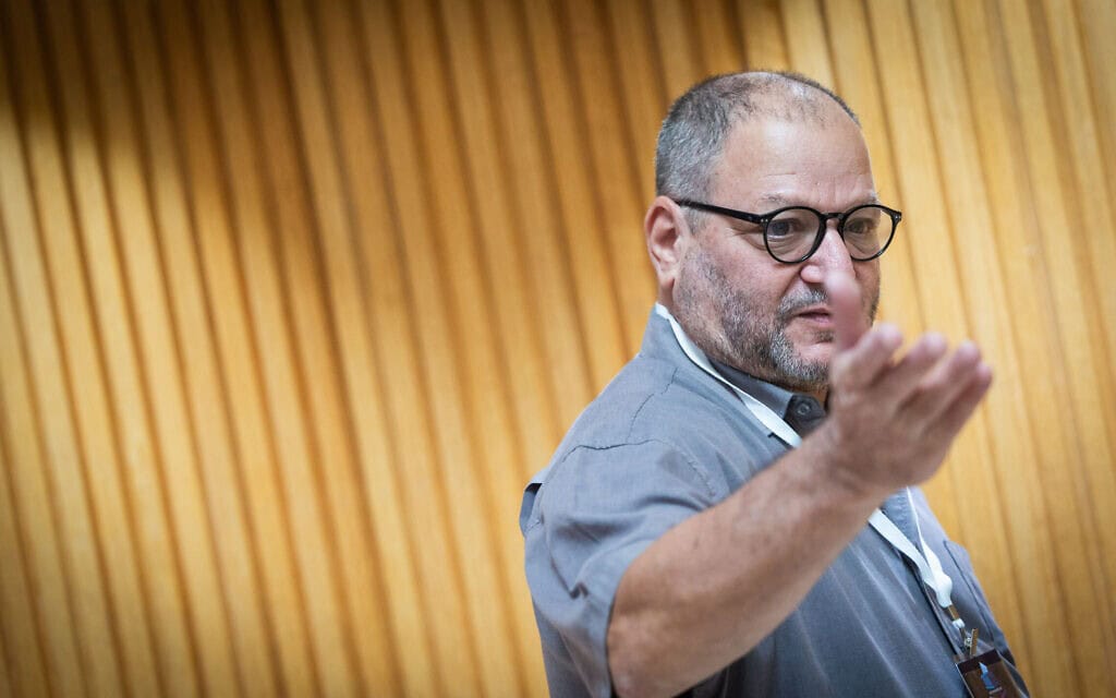 ח"כ עופר כסיף מחוץ לוועדת הבחירות המרכזית לאחר שמועמדותו נפסלה, בכנסת בירושלים. 23 בספטמבר 2026 (צילום: יונתן זינדל/פלאש90)