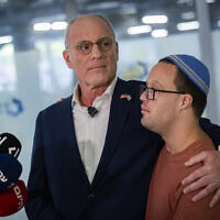 שגריר ישראל בארה"ב יחיאל לייטר מגיע למסור הצהרה לתקשורת במרכז הרפואי שערי צדק בירושלים, 24 בספטמבר 2026