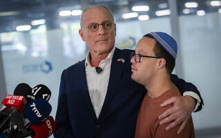 שגריר ישראל בארה"ב יחיאל לייטר מגיע למסור הצהרה לתקשורת במרכז הרפואי שערי צדק בירושלים, 24 בספטמבר 2026 (צילום: חיים גולדברג/פלאש90) שגריר ישראל בארה"ב יחיאל לייטר מגיע למסור הצהרה לתקשורת במרכז הרפואי שערי צדק בירושלים, 24 בספטמבר 2026 (צילום: חיים גולדברג/פלאש90)