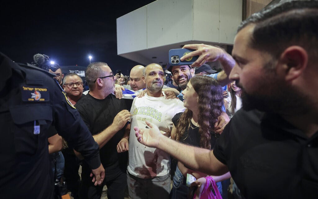 יניב חיון, שהשתלט על החשוד בטרור בטיסת פליי דובאי FZ1073, בנמל התעופה הבינלאומי בן־גוריון, 30 בספטמבר 2026 (צילום: Jamal Awad/Flash90) יניב חיון, שהשתלט על החשוד בטרור בטיסת פליי דובאי FZ1073, בנמל התעופה הבינלאומי בן־גוריון, 30 בספטמבר 2026 (צילום: Jamal Awad/Flash90)