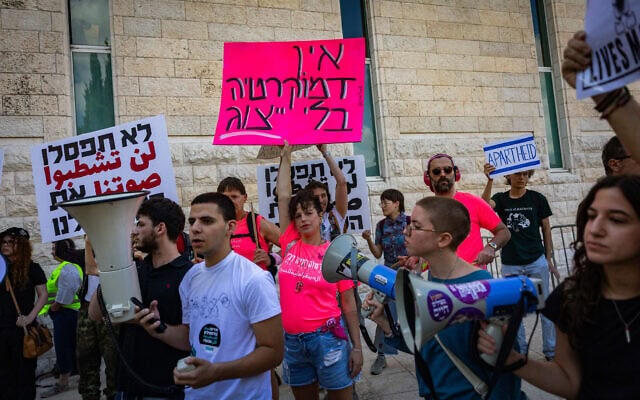 הפגנה מחוץ לדיון בבית המשפט העליון בירושלים בהחלטת ועדת הבחירות המרכזית לפסול את רע"ם, סאמי אבו שחאדה, ח"כ עופר כסיף והרשימה המשותפת מהתמודדות בבחירות הקרובות לכנסת, 1 באוקטובר 2026 (צילום: יונתן זינדל/פלאש90) הפגנה מחוץ לדיון בבית המשפט העליון בירושלים בהחלטת ועדת הבחירות המרכזית לפסול את רע"ם, סאמי אבו שחאדה, ח"כ עופר כסיף והרשימה המשותפת מהתמודדות בבחירות הקרובות לכנסת, 1 באוקטובר 2026 (צילום: יונתן זינדל/פלאש90)