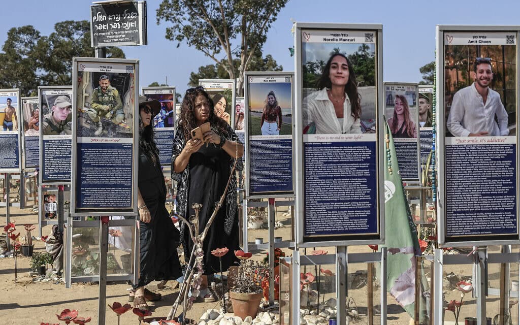 מבקרים באתר ההנצחה של פסטיבל נובה ליד קיבוץ רעים בדרום הארץ, שבו נרצחו מאות בני אדם בידי חמאס בטבח ה-7 באוקטובר. 3 באוקטובר 2026 (צילום: צפריר אביוב/פלאש90) מבקרים באתר ההנצחה של פסטיבל נובה ליד קיבוץ רעים בדרום הארץ, שבו נרצחו מאות בני אדם בידי חמאס בטבח ה-7 באוקטובר. 3 באוקטובר 2026 (צילום: צפריר אביוב/פלאש90)